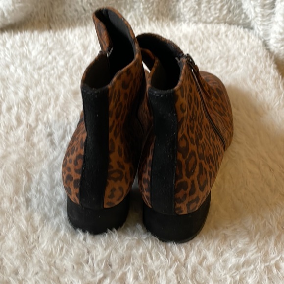 NWOT clarks Marilyn suede leopard booties - Picture 7 of 10